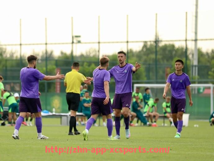 杏彩体育-CBA足球款棉服夹克：CBA联赛专属的足球主题服饰