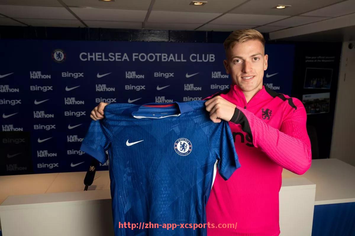 杏彩体育-足球场周边常见健身器材配置与功能解析